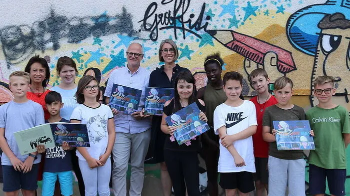 Anne Funck und Arthur Ottowitz bei der Buchpräsentation mit Bleiburger Schülern