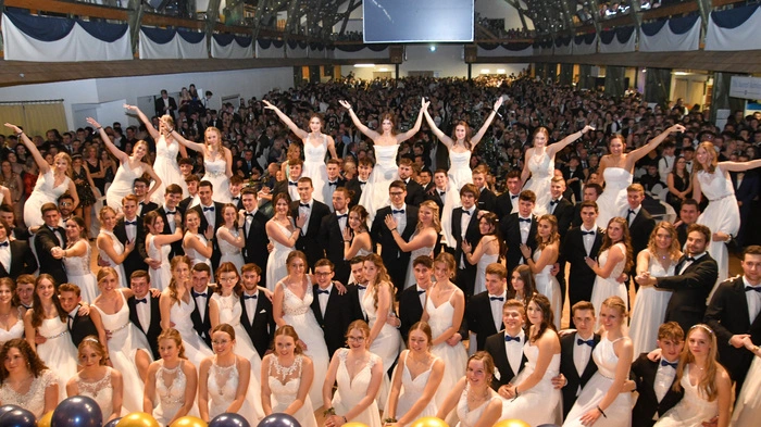 Ballfieber in Kobenz: Am Samstag (14. Jänner) wurde der Maturaball der HTL Zeltweg in der Zechner-Freizeitanlage ausgetragen. Die Maturantinnen und Maturanten durften sich über einen prallgefüllten Ballsaal freuen.