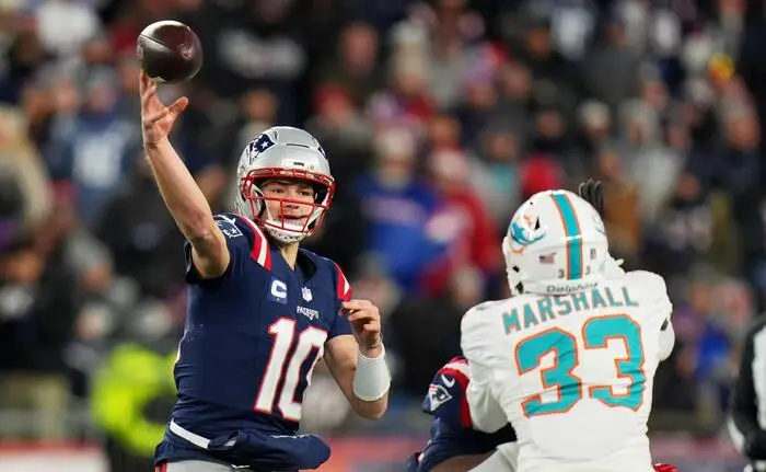 NFL, American Football Herren, USA Miami Dolphins at New England Patriots Jan 4, 2026 Foxborough, Massachusetts, USA New England Patriots quarterback Drake Maye 10 throws a pass against Miami Dolphins cornerback Jason Marshall Jr. 33 during the second half at Gillette Stadium. Foxborough Gillette Stadium Massachusetts USA, EDITORIAL USE ONLY PUBLICATIONxINxGERxSUIxAUTxONLY Copyright: xDavidxButlerxIIx 20260104_rwe_sv3_1110