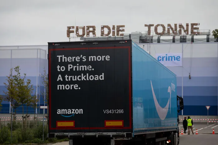 "Aus recycelten Versandkartons haben wir auf dem Dach zudem einen 27 Meter langen und dreieinhalb Meter hohen Schriftzug "Für die Tonne" errichtet, um gegen die Vernichtung neuwertiger Waren zu protestieren", sagte Viola Wohlgemuth, Konsum-Expertin bei Greenpeace.