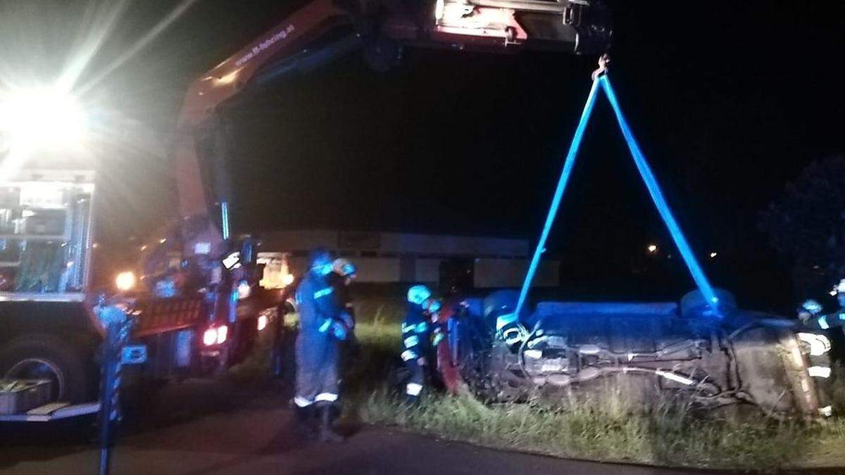 Das Cabrio musste von der Feuerwehr geborgen werden.