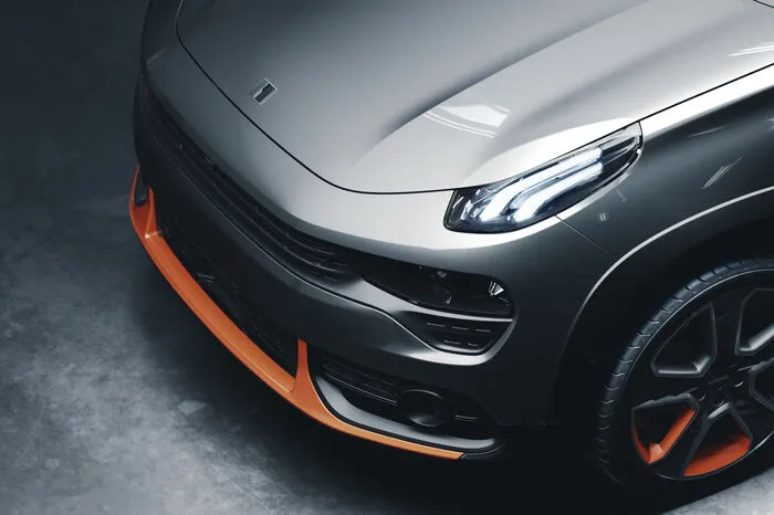 Motorentechnisch ist derzeit von einem 1,5-Liter-Dreizylinder mit Turboaufladung die Rede, den wir aus dem Geschwisterchen XC40 kennen.