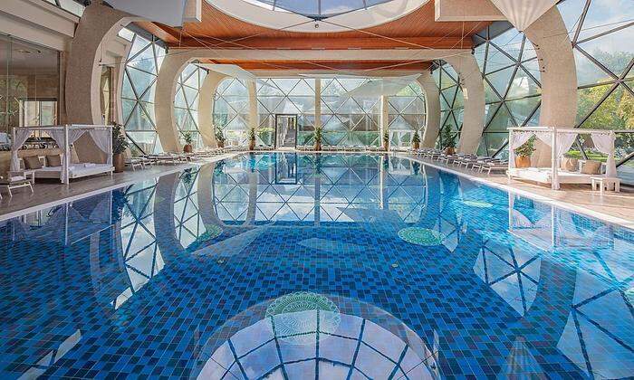 Unter der Glaskuppel: Das Schwimmbad im Spirit Hotel Sárvár 