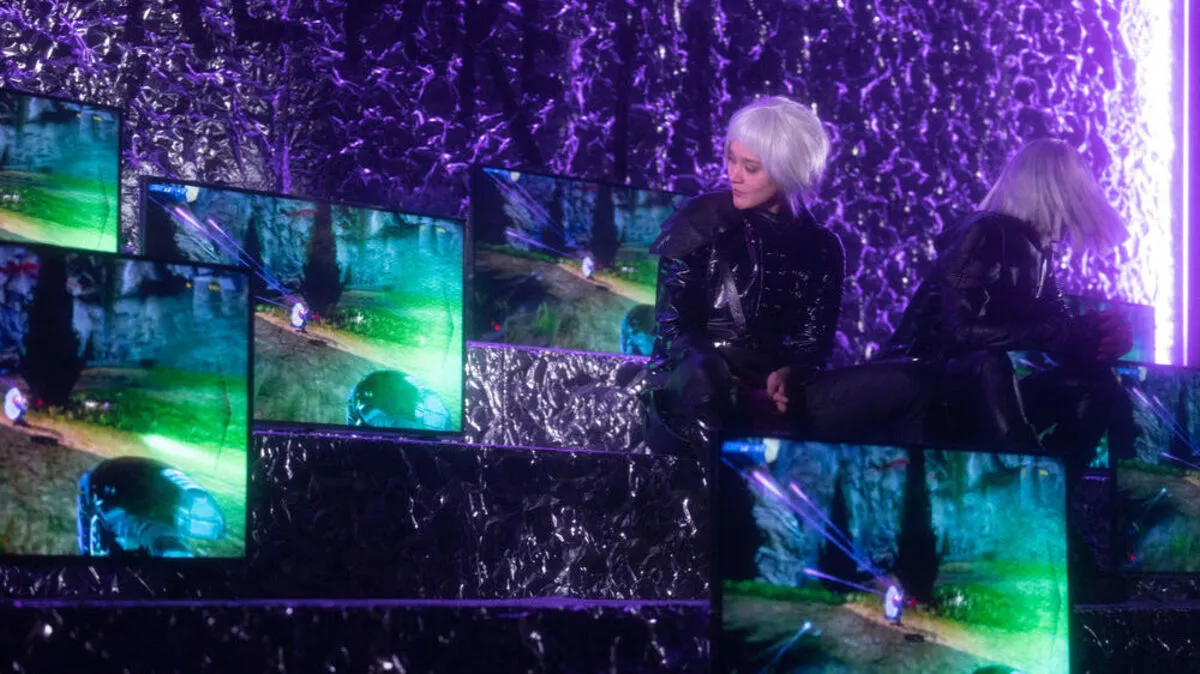 Katrija Lehmann in der Fernsehkasten-Kulisse.