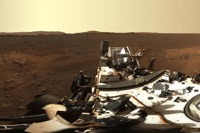Der Roboter habe das Bild am Sonntag aufgenommen, indem er eine an einem Mast auf seiner Oberfläche befestigte Kamera einmal um 360 Grad gedreht habe, teilte die US-Raumfahrtbehörde NASA am Mittwoch (Ortszeit) mit.