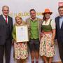 Das Naturhotel Alpenrose in Obermillstatt besteht seit 60 Jahren. Bürgermeister Alexander Thoma, Brigitta Baumann, Benjamin und Birgit Obweger sowie Jürgen Mandl