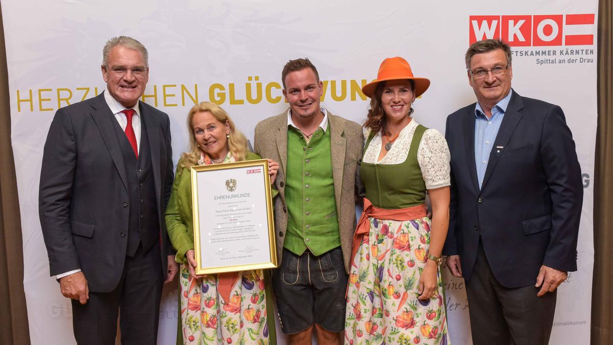 Das Naturhotel Alpenrose in Obermillstatt besteht seit 60 Jahren. Bürgermeister Alexander Thoma, Brigitta Baumann, Benjamin und Birgit Obweger sowie Jürgen Mandl