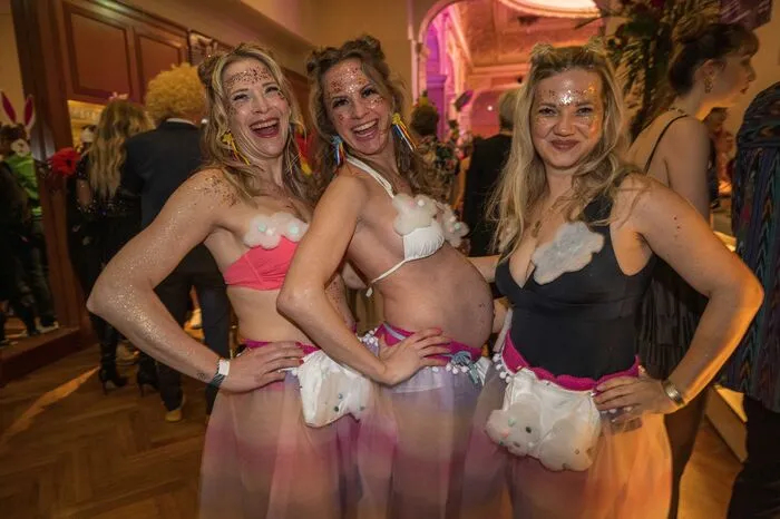 Auch mit Babybauch lässt es sich am Tuntenball ausgelassen feiern 