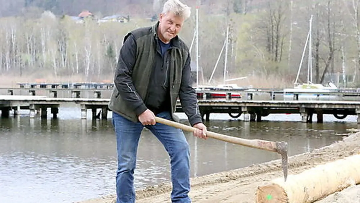 Der neue Strandbad-Referent Peter Schratt hilft bei den Sanierungsarbeiten mit
