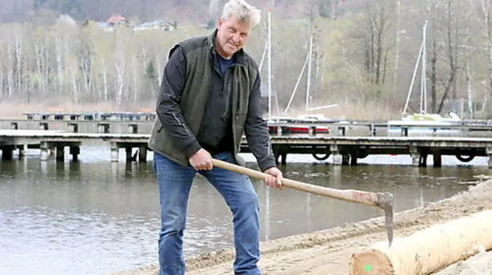 Der neue Strandbad-Referent Peter Schratt hilft bei den Sanierungsarbeiten mit