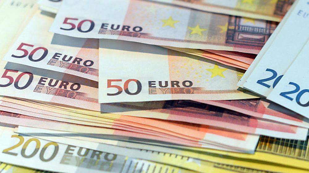 Ein Stapel Euro-Scheine | Der Schuldenstand hat sich um 20,4 Milliarden erhöht