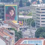 Sogar vom Schloßberg aus zu sehen: Das Bild "Afghan Girl" auf einem riesigen Werbeplakat für die aktuelle Fotoausstellung in Graz