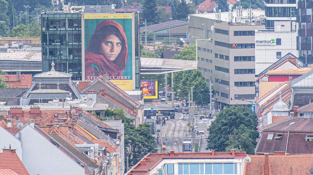 Sogar vom Schloßberg aus zu sehen: Das Bild &quot;Afghan Girl&quot; auf einem riesigen Werbeplakat für die aktuelle Fotoausstellung in Graz