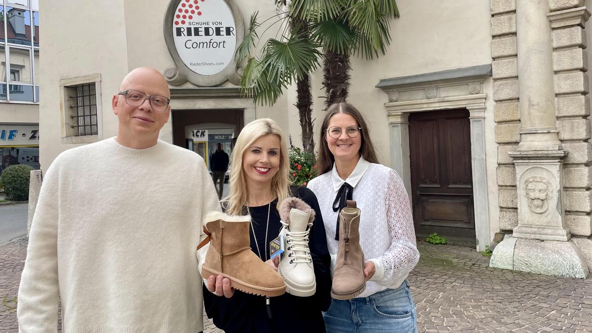 Ingo Herzig, Daniela Zeyss und Daniela Herzig-Rieder vor dem ARA-Geschäft