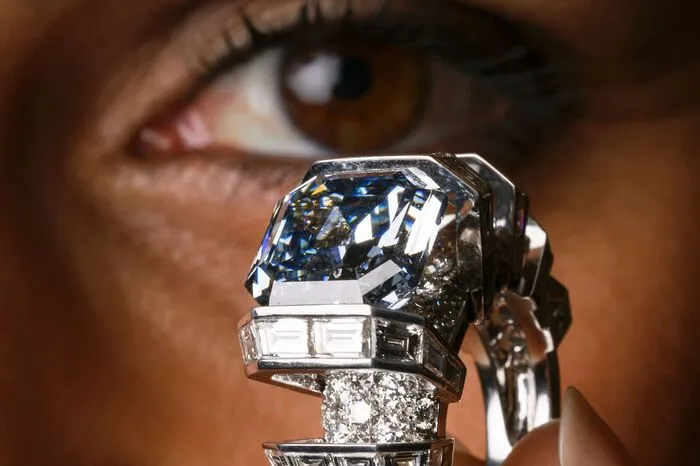 Im Auktionshaus Sotheby's in Genf ist es bei einer Versteigerung zu einer großen Überraschung gekommen: Nicht der "extrem seltene" Favorit "The Sky Blue Diamond" (Der himmelblaue Diamant, im Bild) brachte den Rekordpreis des Abends, sondern ein rosafarbener Edelstein (nächstes Bild), wie das Auktionshaus mitteilte. Der in einen Ring eingefasste blaue Diamant ist mit 8,01 Karat zwar leichter als der rosafarbene. Allerdings habe er die gefragte intensive Farbausprägung "Fancy Vivid", die nach Angaben des Auktionshauses nur ein Prozent aller Diamanten weltweit besitzt.