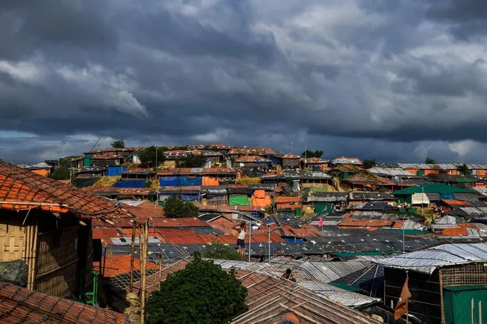 Auch ein Jahr nach ihrer Ankunft sind die geflüchteten Rohingya weiterhin in Lagern untergebracht, die Mehrzahl von ihnen in Kutupalong-Balukhali, dem größten Flüchtlingslager der Welt mit mehr als einer halben Million Bewohner.