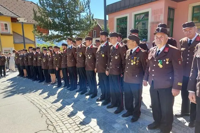 Die Feierlichkeiten begannen mit einem Kirchgang, gefolgt von einem Festakt am Raiffeisenplatz und einem gemeinsamen Mittagessen in der Greimhalle.