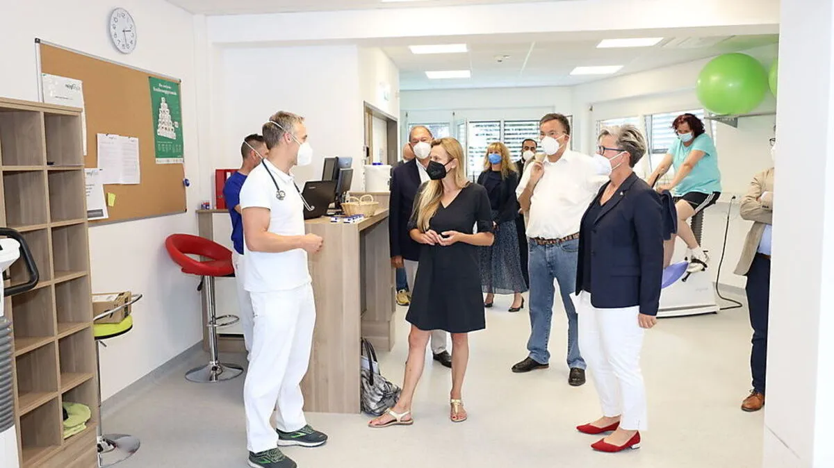 Juliane Bogner-Strauß machte sich am Mittwoch ein Bild von der Arbeit in der Reha Bruck