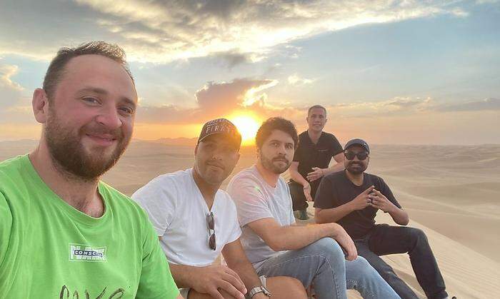 Jakob Illek mit neu gewonnenen Freunden aus dem Iran, Indien und Tschechien in der Khara-Wüste (Iran)