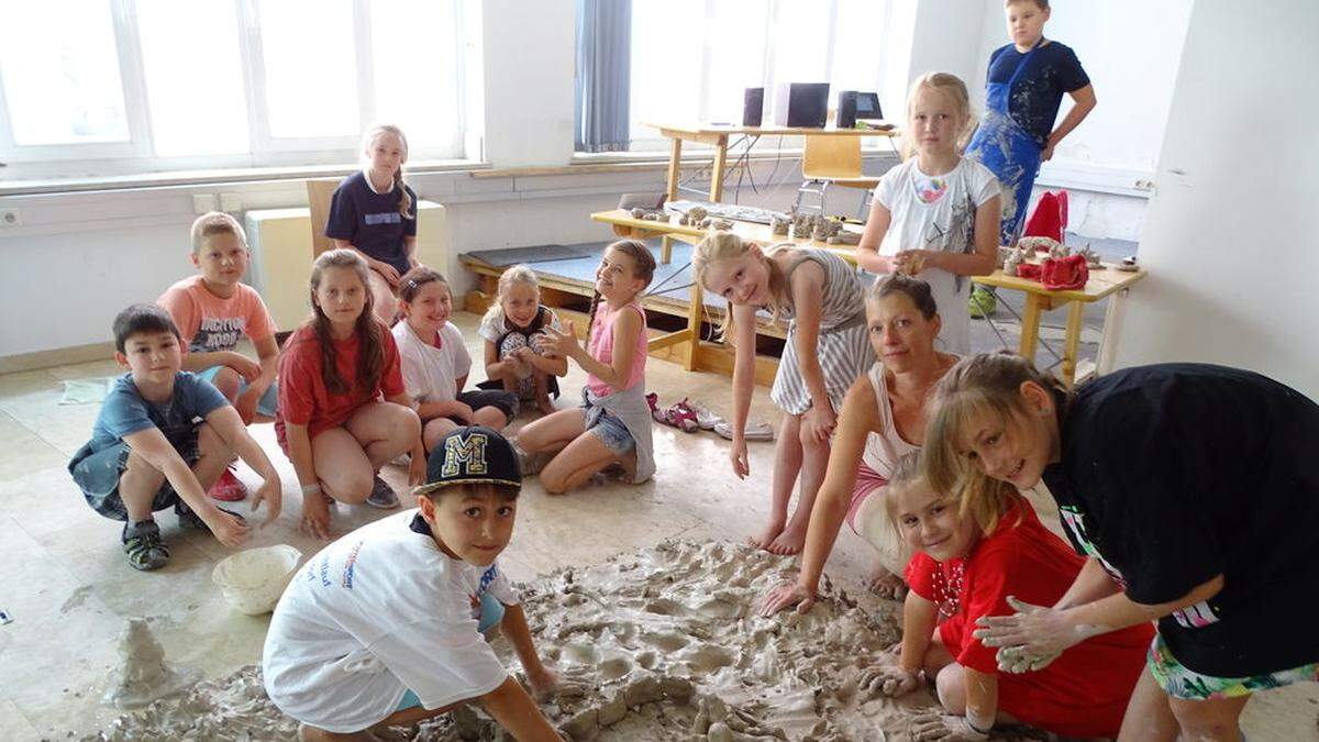 Die Kinder der NMS Pischelsdorf arbeiteten gemeinsam mit Künstler Hubert Brandstätter mit Lehm