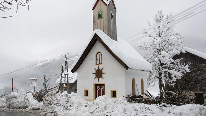 Nach den starken Schneefällen hatten am Samstag hunderte Haushalte im Lesachtal keinen Strom.