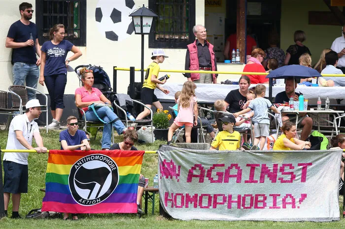 Wie mehrere User auf Twitter schrieben, hatten die Wienerinnen Zeichen gegen Homophobie und offenbar auch für das Recht auf Abtreibung gesetzt.