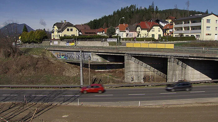 1934 wurde mit dem Bau der alten Seebachbrücke begonnen. Gebaut wurde in mehreren Phasen, die Brücke ist bis zu 84 Jahre alt.