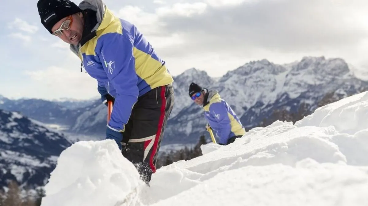 Bergführer aus Nord- und Osttirol waren beim Dachabschöpfen gemeinsam mit den Mitarbeitern des Maschinenring im Einsatz.