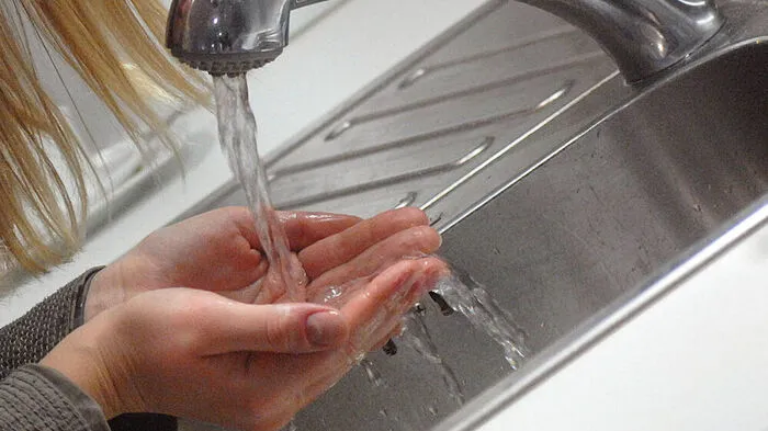 Leitungswasser dürfen die Rudener derzeit nicht trinken, ohne es abzukochen (Symbolfoto)