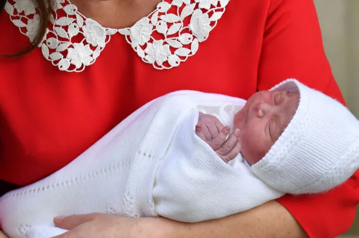 ...verschlief den ersten royalen Fototermin.