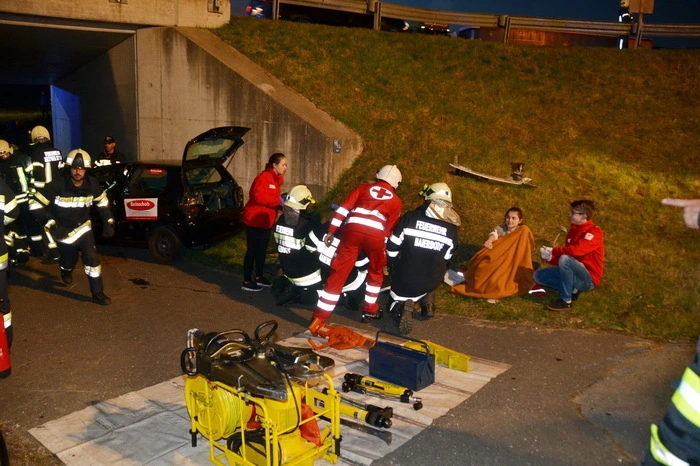 Ausgangslage dieser Herbstübung war ein schwerer Verkehrsunfall auf der B78 vor der Einfahrt in die Raststätte M-Rast, an dem sechs Pkw und ein Traktor beteiligt waren.