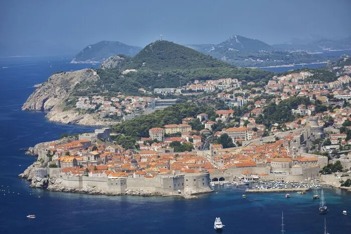 Dubrovnik. Es ist Südkroatiens bekannter Hotspot und berühmt für sein kulturelles Erbe. Auf einem Spaziergang durch die autofreie Altstadt, die zum UNESCO-Weltkulturerbe zählt, kann man unzählige kleine malerische Straßen und Plätze entdecken und dabei in die außergewöhnliche Geschichte dieser atemberaubenden Stadt eintauchen.Game of Thrones-Kulisse. Die beeindruckende Stadtmauer von Dubrovnik dient auch als Kulisse für das fiktive Königreich "Königsmund" in der epischen Fantasy-Serie Game of Thrones.