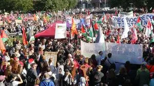 27.09.2025, Berlin - Deutschland. Gaza-Demo in Mitte. *** 27 09 2025, Berlin Germany Gaza Demo in Mitte