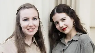 Christa Hofer und Anna Hlavka spielen in der Kirche Filmmusik