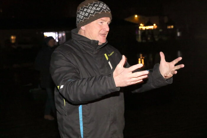 Nach der Segnung durch Stiftspfarrer Christian Stromberger versank der Baum im Wasser und erleuchtete den Seegrund. 