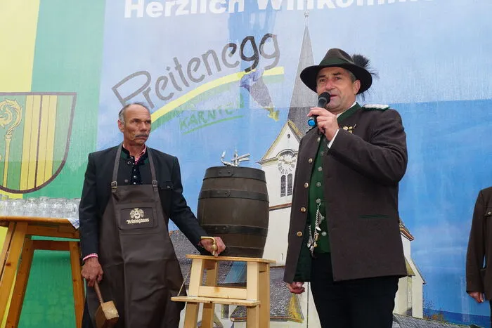 Den Bieranstich nahm Vizebürgermeister Johann Joham vor.