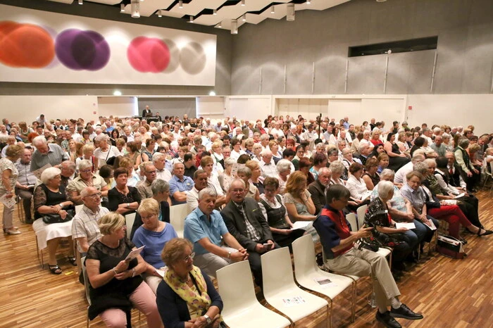 Hunderte Besucher waren am Samstagabend in die Blumenhalle der Herzogstadt gepilgert, um beim Konzert des allseits bekannten Klangkörpers dabei zu sein. 