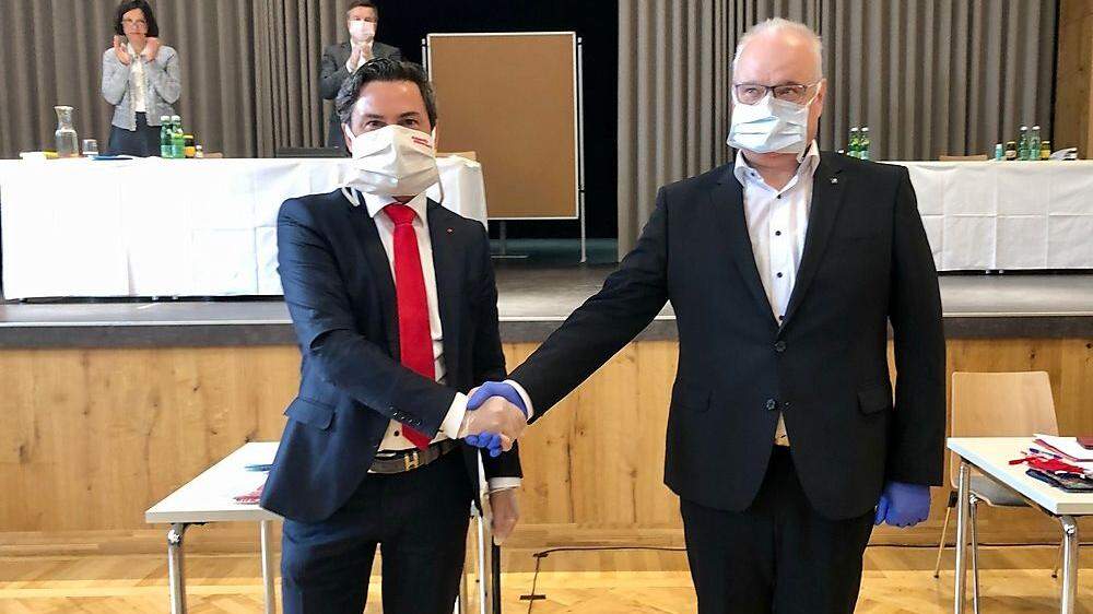 Mit Mund-Nasen-Maske, Sicherheitsabstand und Handschuhen: Bezirkshauptmann Gert-Andre Klösch lobte Markus Lakounigg (links) als neuen Bürgermeister an