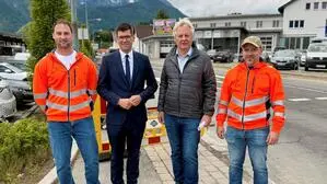 Martin Gruber (Zweiter von links), Leopold Astner (Dritter von links) sowie Mitarbeiter der Straßenbauabteilung 