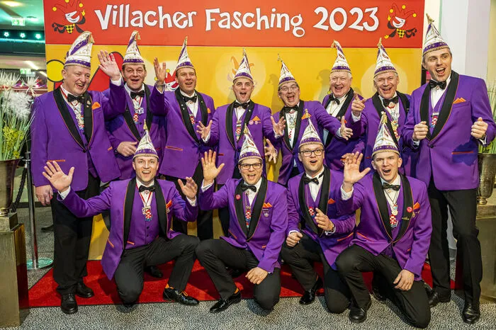 Klicken Sie sich durch Fotos der Gäste.