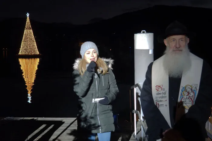 Pater Anton Wanner segnete wie jedes Jahr den Baum, die Taucher und die Gäste der Feier. Manu Schellander sang unter anderem "Hallelujah".