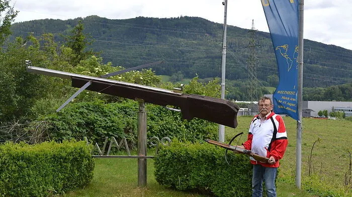 Johann Tossmann vor der Rekord-Armbrust, die in Blintendorf ausgestellt ist