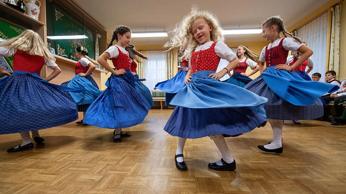 Bei den Tanzproben ist der Spaß wichtig. Die Mädchen lieben es, wenn sich die Röcke ihrer Dirndl drehen