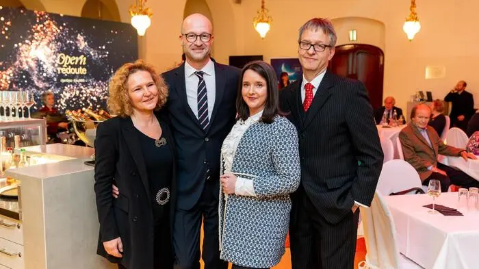 Beim Prolog zur Opernredoute stellten Organisator Bernd Pürcher, Intendant Ulrich Lenz (re.), Projektleiterin Maria Ohrenstein sowie Ausstatterin Mignon Ritter (l.) das Motto und Programm für die Opernredoute 2025 vor