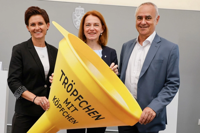 Sabine Haßler, Obfrau der Gemeinschaft Steirischer Abwasserentsorger, Landesrätin Simone Schmiedtbauer und Walter Sattelberger von der Münzer Bioindustrie GmbH präsentierten am Montag die neue Kampagne