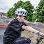 Ein Mädchen mit Helm sitzt auf einem Rad, im Hintergrund sieht man einen Pumptrack | Auf dem Rad fühlt sich die Villacherin am wohlsten und hat große Pläne für die Zukunft