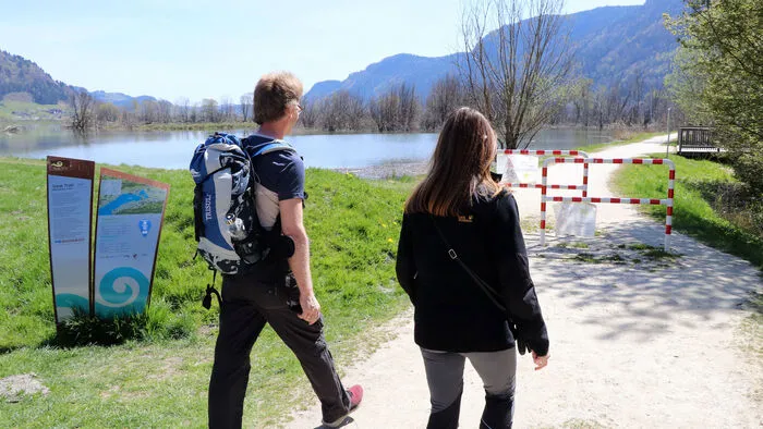 Der Slow Trail Bleistätter Moor führt durch das artenreiche Natur-, Landschafts- und Europaschutzgebiet der Tiebelmündung und bietet Einblicke in den Lebensraum von ca. 100 verschiedenen Vogelarten, Schmetterlingen, Fledermäusen und Bibern.  