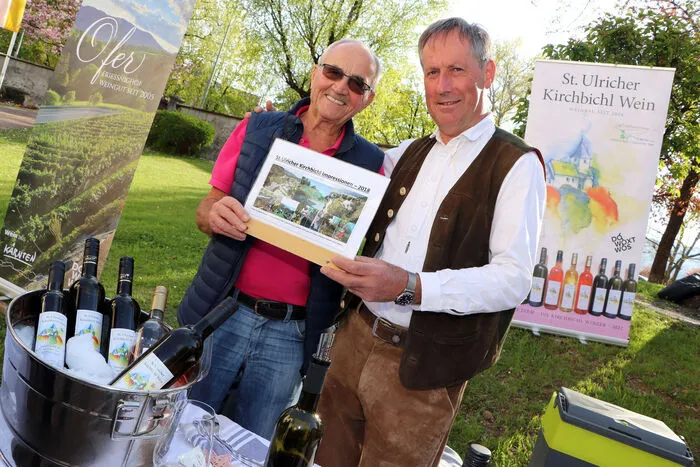 Diese Winzer präsentieren ihre Weine vor dem Amthof: Weinbau Köck -Pollenitz Burgwein Glanegg Weinbau Blasge - St. Ulrich Weinbau Gutzinger - Rogg; Karolinger Weinbau - Moosburg Weingut Maltschnig - Liebenfels Weinbau Gut Rosenbichl - Liebenfels Weingut Ofer - Wachsenberg Winzer Reicher - St. Urban Weinmacher Nick - Kirchbichl Friedlach Weinbau Wedenig - Kirchbichl Friedlach Weinbau Buchacher - Annenheim Weinbau Wurzer - Maria Rain