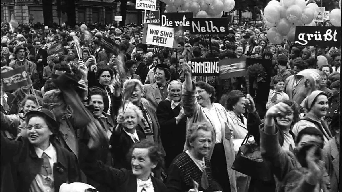 Großer Ansturm anlässlich des internationalen Frauentages auf dem Neuen Platz 1955