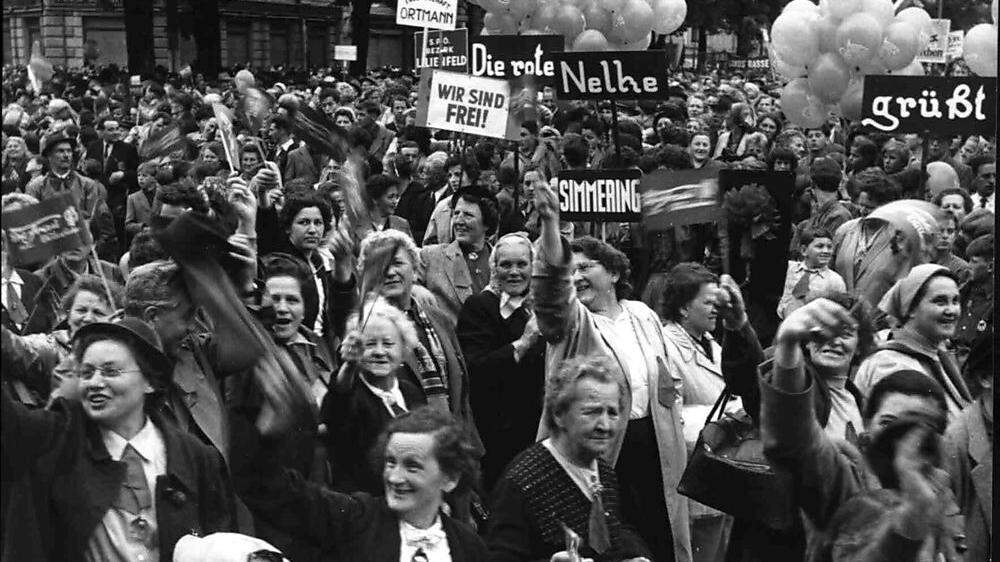 Großer Ansturm anlässlich des internationalen Frauentages auf dem Neuen Platz 1955